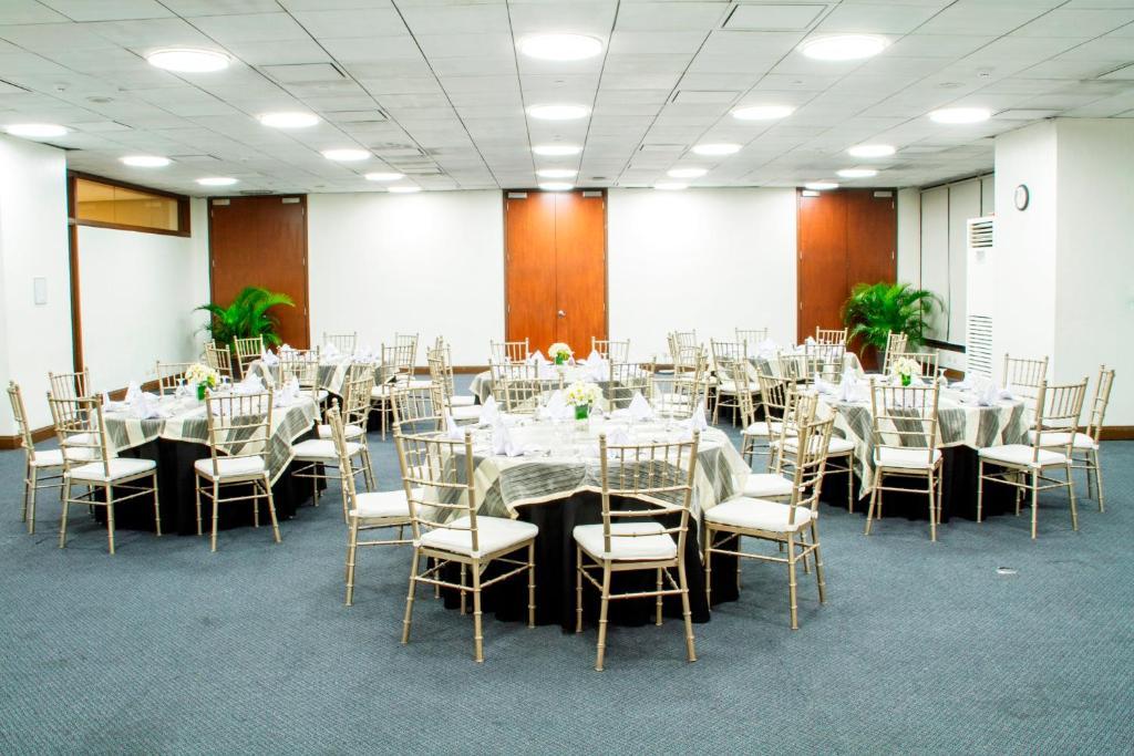 Aim Conference Center Hotel Makati City Ngoại thất bức ảnh