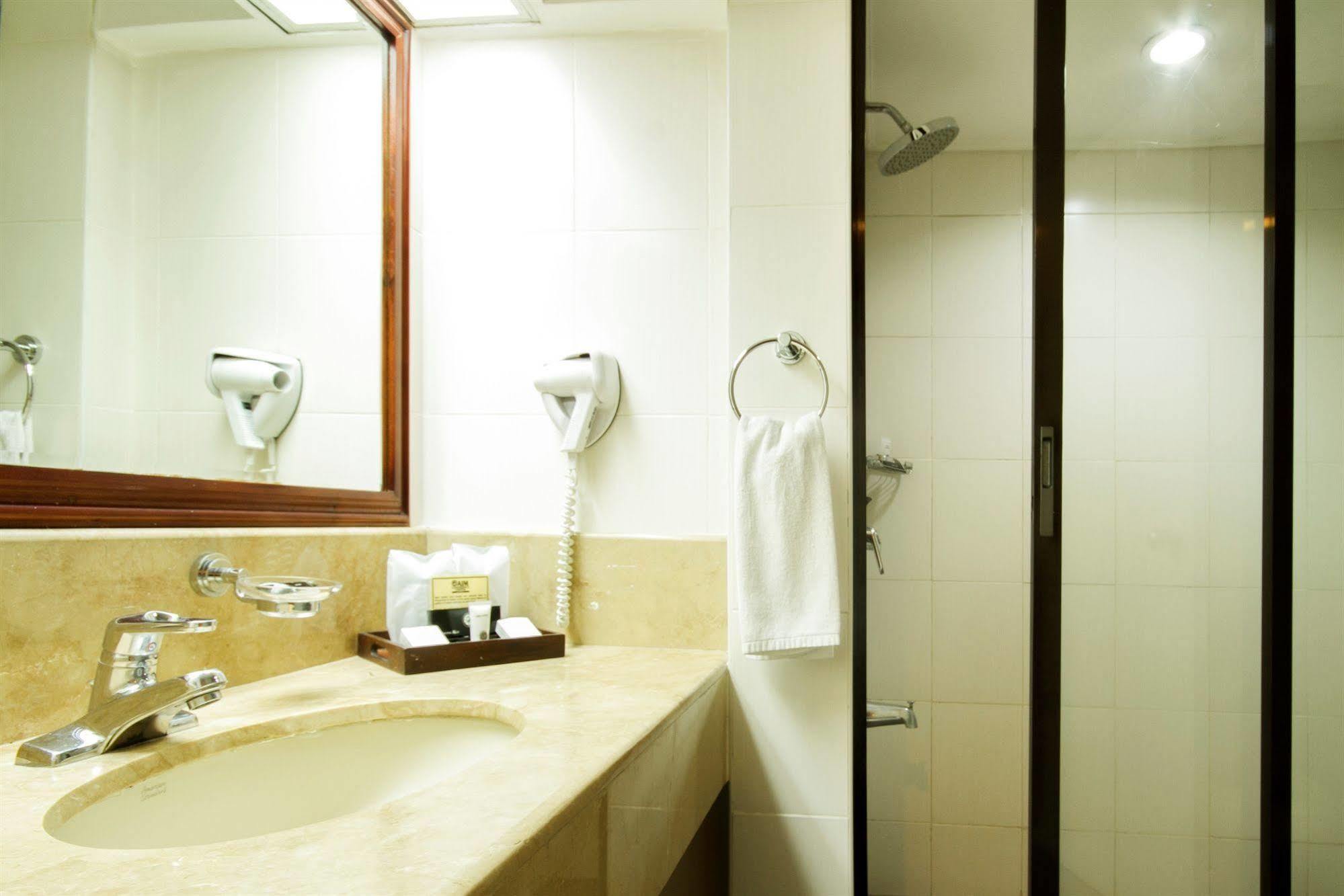 Aim Conference Center Hotel Makati City Ngoại thất bức ảnh